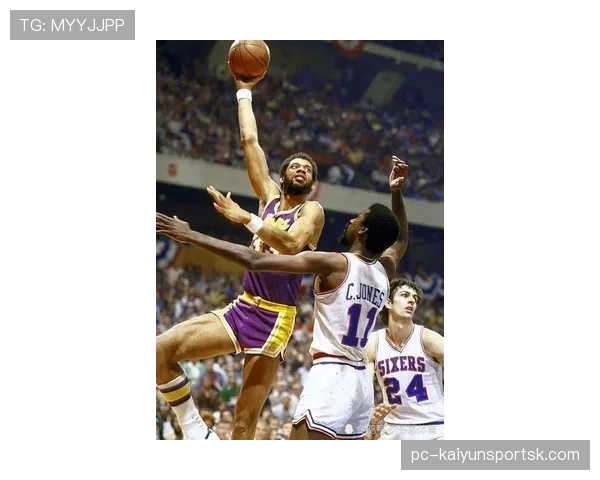 卡里姆·阿布杜尔-贾巴尔篮下高效得分拉开与同期内线差距