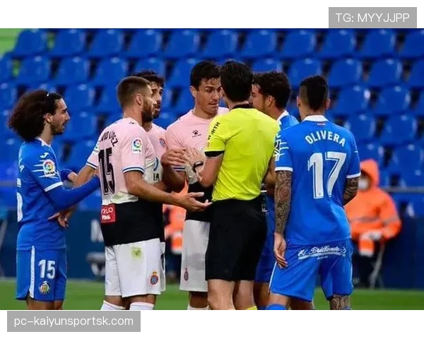 禁区拉拽判罚标准解析：何时算犯规裁判才会吹罚？